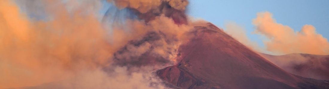 02 Avril 2021 . FR. Italie / Sicile : Etna , Etats-Unis : Yellowstone , Hawaii : Kilauea , Indonésie : Sinabung . 02 Avril 2021 . FR. Italie / Sicile : Etna , Etats-Unis : Yellowstone , Hawaii : Kilauea , Indonésie : Sinabung .