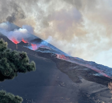 October 13, 2021. EN. Italy / Sicily : Etna , Hawaii : Kilauea , Spain / La Palma : Cumbre Vieja , Italy : Stromboli , Chile : Nevados de Chillan , Iceland : Askja .