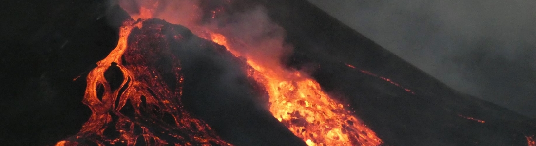 27 Octobre 2021. FR. Espagne / La Palma : Cumbre Vieja , Indonésie : Ili Lewotolok , Chili / Argentine : Nevados de Chillan , Italie : Stromboli , Italie : Vulcano . 27 Octobre 2021. FR. Espagne / La Palma : Cumbre Vieja , Indonésie : Ili Lewotolok , Chili / Argentine : Nevados de Chillan , Italie : Stromboli , Italie : Vulcano .