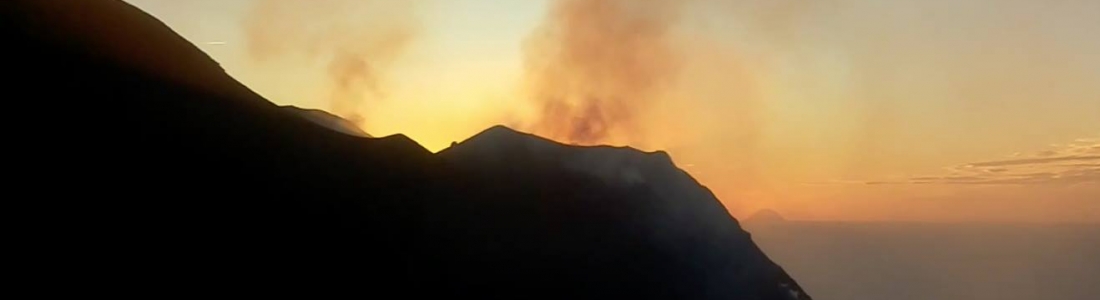 15 Décembre 2017. Mise à jour spéciale : eruption sur Stromboli. 15 Décembre 2017. Mise à jour spéciale : eruption sur Stromboli.