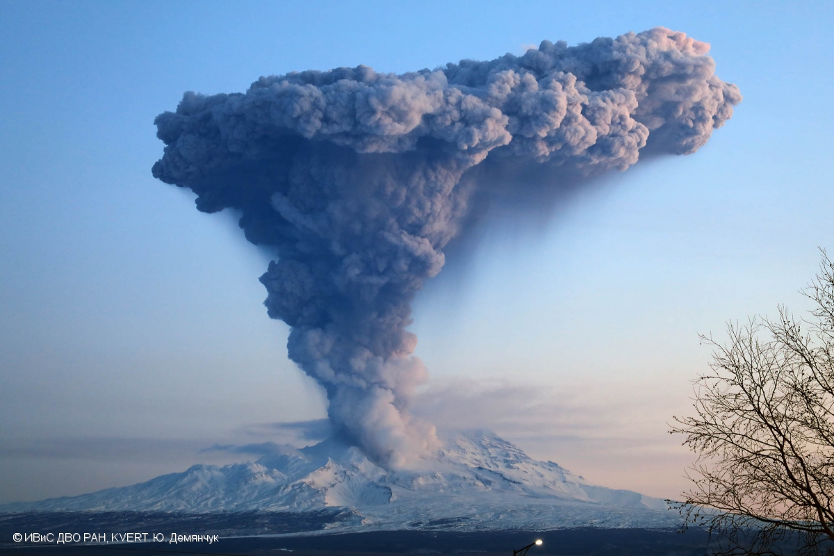 Éruption Du Volcan Sertie De Magma Fumée Cendres Isolés Sur Fond