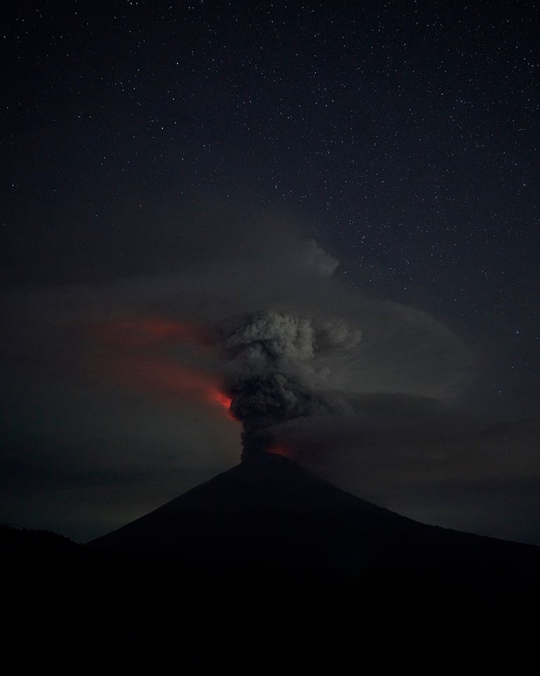 01 Decembre 2017. FR. Agung , Ebeko , Fuego , Mauna Loa , Kilauea . 01 Decembre 2017. FR. Agung , Ebeko , Fuego , Mauna Loa , Kilauea .