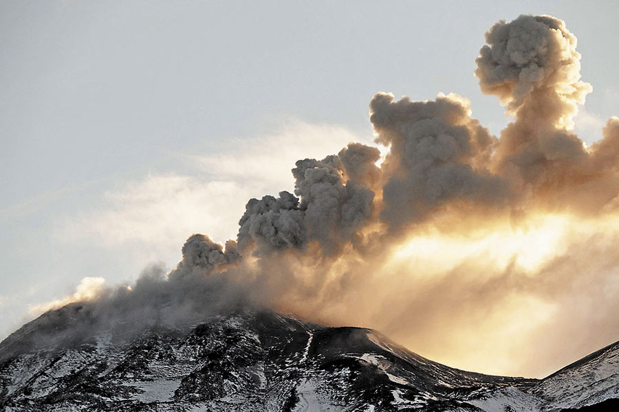 Lire la suite à propos de l’article November 08 ,  2018. EN.  Chile : Planchon Peteroa , Chile : Nevados de Chillan , Italy/ Sicily : Etna , Indonesia : Merapi .