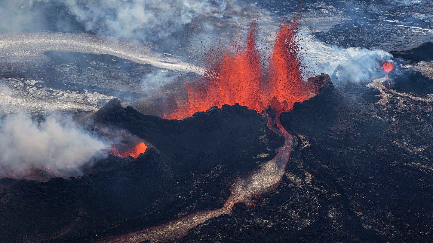 Lire la suite à propos de l’article 22 Mai 2018. FR. Pu’u ‘Ō’ō / Kilauea , Mérapi , Sabancaya , Piton de la Fournaise .