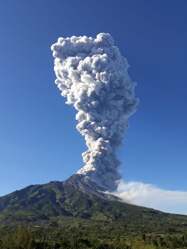 Lire la suite à propos de l’article May 11 ,  2018.  EN.  Pu’u ‘Ō’ō / Kilauea , Piton de la Fournaise , Lascar , Merapi , Santiaguito .