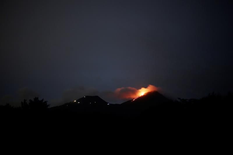 Lire la suite à propos de l’article July 16 , 2018. EN.  La Réunion : Piton de la Fournaise , Indonesia : Anak Krakatau , Chile : Nevados de Chillan , Guatemala : Pacaya , Hawai : Kilauea .