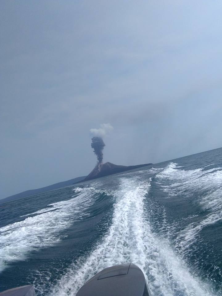 Lire la suite à propos de l’article 17 Juillet 2018. FR.  Indonésie : Anak Krakatau , Pérou : Sabancaya , La Réunion : Piton de la Fournaise , Hawai : Kilauea , Italie : Stromboli .