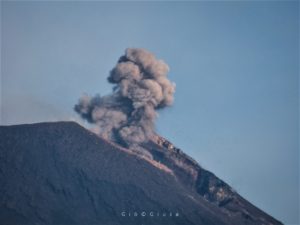 Lire la suite à propos de l’article August 09 ,  2018.  EN . Hawaï : Kilauea , Italy / Sicily : Etna , Indonesia : Anak Krakatau , Ecuador / Galapagos : Sierra Negra .