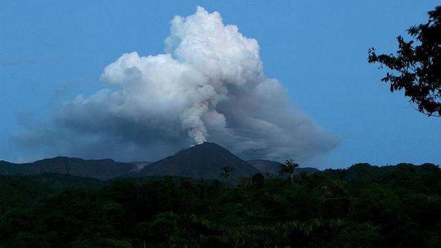 Lire la suite à propos de l’article August 13 , 2018. EN.   Ecuador : Reventador , Alaska : Great Sitkin , Chile : Lonquimay , Indonesia : Ibu .