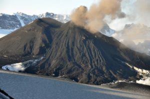 Lire la suite à propos de l’article 05 Septembre 2018. FR. Alaska : Veniaminof , Colombie : Nevado del Ruiz , Aira ( Sakurajima ) : Japon , Iles Eoliennes / Italie : Vulcano .