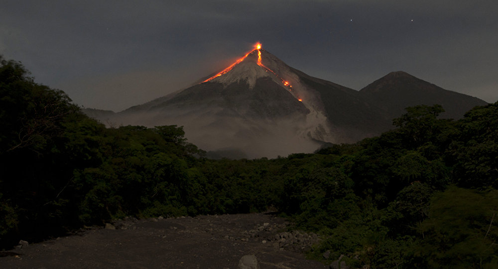 Lire la suite à propos de l’article October 22 , 2018.  EN. La Réunion : Piton de la Fournaise , Indonesia : Ibu , Colombia : Galeras , Guatemala : Fuego .