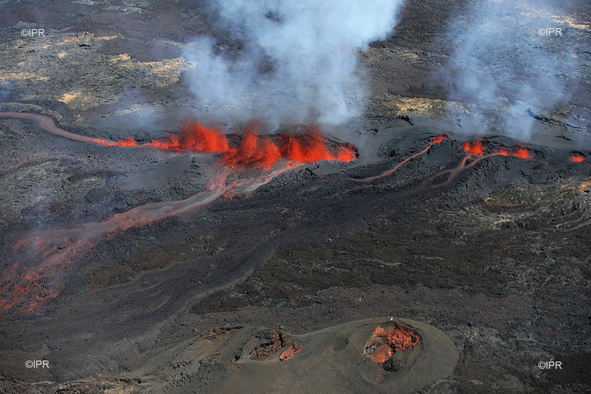 Сильные землетрясения вулканы гейзеры наблюдаются. Трещинные вулканы. Исландия землетрясения извержение. Вулканические землетрясения. Вулканы трещинного типа.