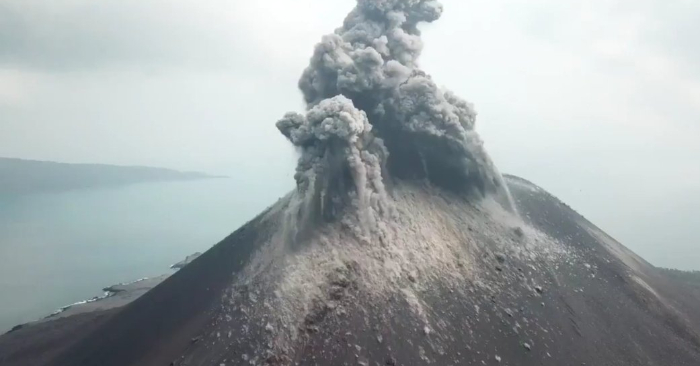 Lire la suite à propos de l’article October 29 , 2018. EN.  Alaska : Veniaminof , Indonesia : Anak Krakatau , Guatemala : Fuego , Mexico : Popocatepetl , La Réunion : Piton de la Fournaise .