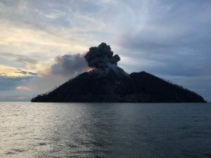 Lire la suite à propos de l’article December 06 , 2018.  EN.  Japan : Kirishimayama , Papua New Guinea : Kadovar , Guatemala : Fuego , Alaska : Veniaminof .