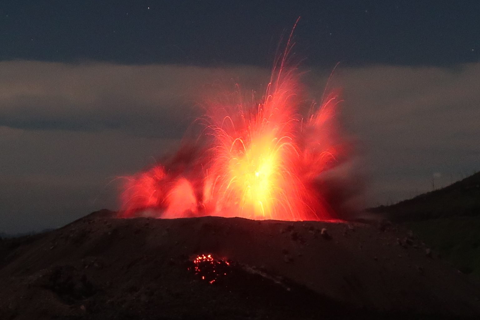 Décember 02 , 2018.  EN.  Russia / Kurils Islands : Ebeko , Indonesia : Ibu , Mayotte : the volcanic hypothesis is clarified , United States : Cascade Range Volcanoes .