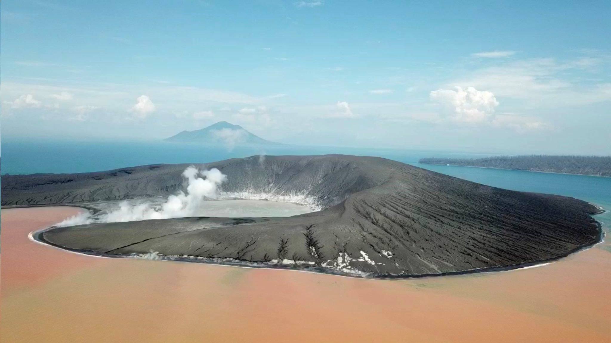 Lire la suite à propos de l’article February 24 , 2019. EN.  La Réunion : Piton de la Fournaise , Alaska : Veniaminof , Chile : Copahue , Indonesia : Anak Krakatau , Guatemala : Fuego .