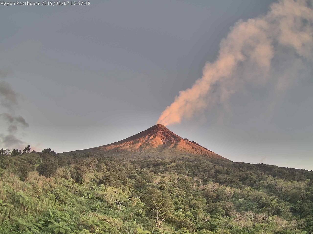 July 17, 2020 . EN . Indonesia : Raung , Philippines : Mayon , Hawaii :  Mauna Loa , Nicaragua : Momotombo . – le chaudron de vulcain