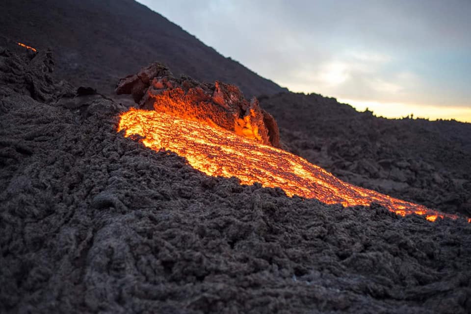 Lire la suite à propos de l’article 18 Juillet 2019. FR . Alaska : Semisopochnoi , Italie / Sicile : Etna , Perou : Ubinas , Japon : Asosan , Guatemala : Pacaya .