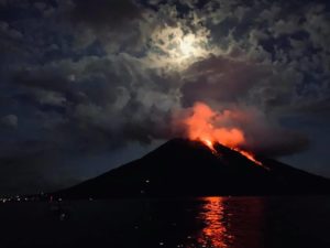 Lire la suite à propos de l’article 14 Juillet 2019. FR. Italie : Stromboli , Equateur : Sangay , Indonésie : Bromo , Guatemala : Fuego .