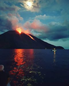 Lire la suite à propos de l’article July 13, 2019. EN. Italy : Stromboli , Alaska : Shishaldin , Mexico : Colima , Indonesia : Merapi .