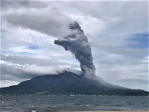 Lire la suite à propos de l’article July 26, 2022. EN. Japan : Sakurajima , Colombia : Chiles / Cerro Negro , Hawaii : Kilauea , Peru : Sabancaya , Mexico : Popocatepetl .
