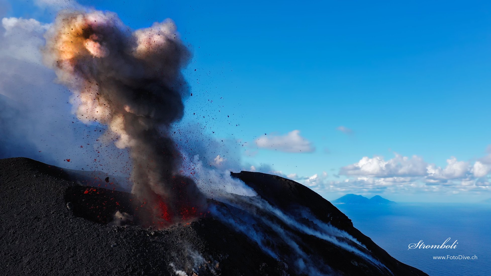 Lire la suite à propos de l’article October 31, 2019 . EN . Italy : Stromboli , Chile : Nevados of Chillan , Mexico : Popocatepetl , Alaska : Semisopochnoi .