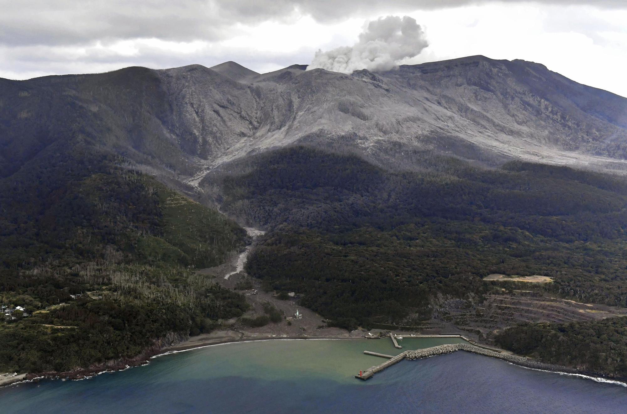 Lire la suite à propos de l’article October 29, 2019. EN. Japan : Shindake , La Reunion : Piton de la Fournaise , Peru : Sabancaya , Guatemala : Fuego .