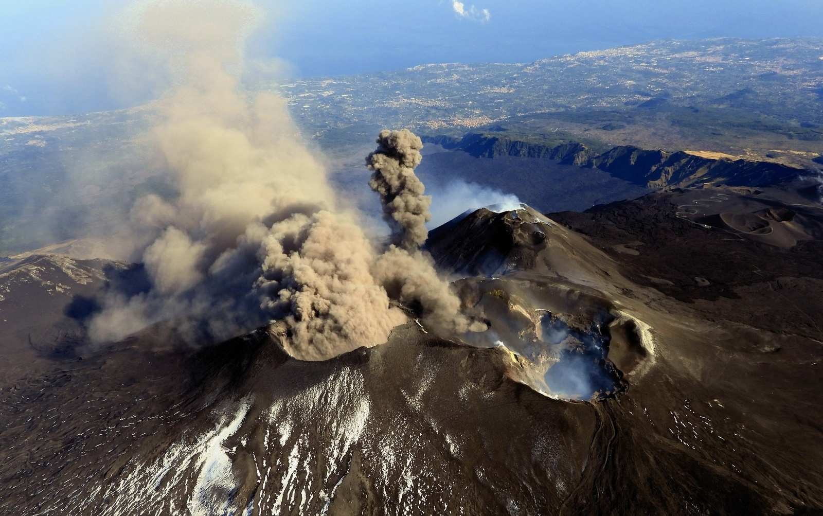 Наивысший действующий вулкан европы. Этна Сицилия. Сицилия вулкан Этна. Этна Сицилия извержение. Италия вулканы Везувий и Этна.