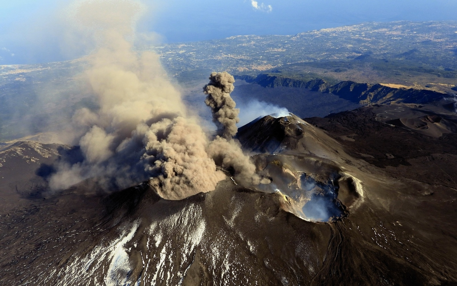 Lire la suite à propos de l’article October 07 , 2019. EN. Italy / Sicily : Etna , Chile : Nevados de Chillan , Ecuador : Reventador , Philippines : Taal , Indonesia : Kerinci .