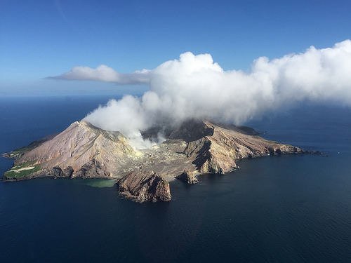 Lire la suite à propos de l’article December 12, 2019. EN. New Zealand : White Island , Ecuador : Sangay , Colombia : Cumbal , Italy : Stromboli .