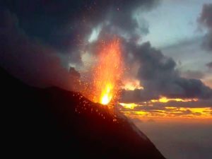 Lire la suite à propos de l’article May 21, 2020. EN. Italy : Stromboli , Russia / Kurile Islands : Ebeko , Colombia : Nevado del Ruiz , Indonesia : Dukono , Japan : Aira (Sakurajima) .