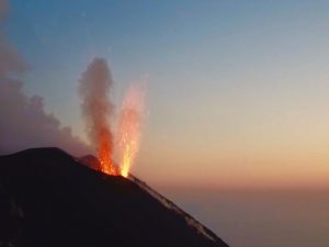 Lire la suite à propos de l’article July 15, 2020. EN. Italy : Stromboli , Italy / Sicily : Etna , Guatemala : Fuego , Colombia : Chiles / Cerro Negro , Chile : Nevados of Chillan .