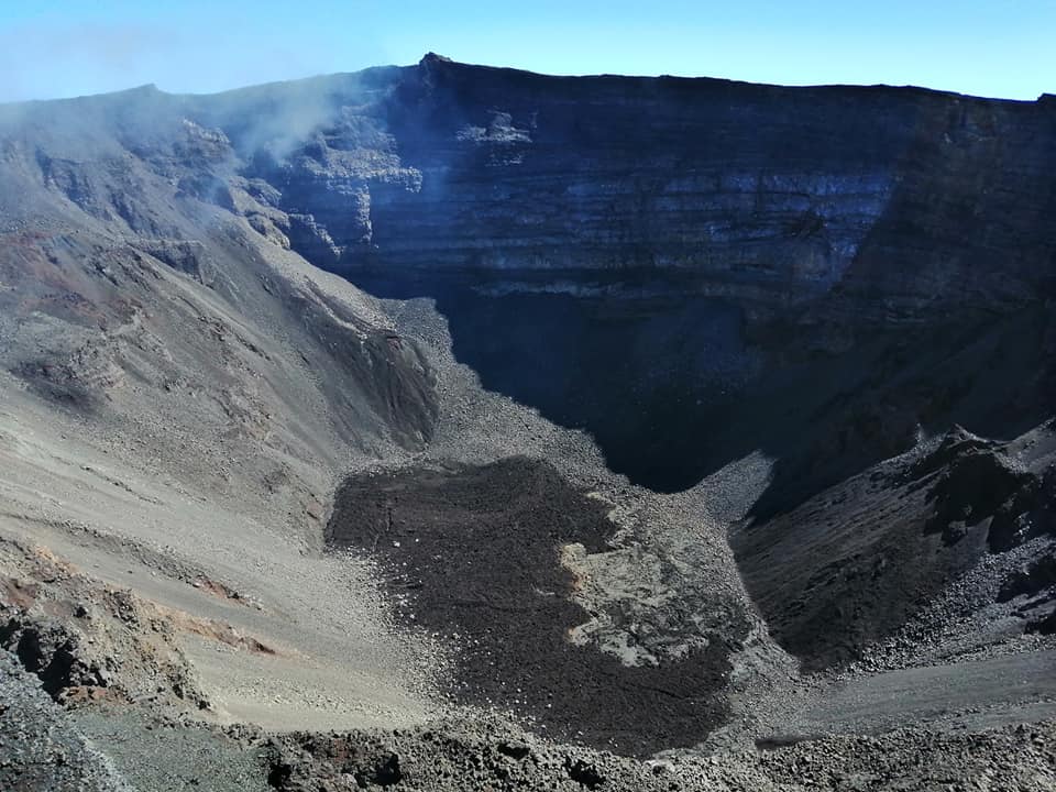 Lire la suite à propos de l’article 06 Décembre 2020. FR . La Réunion : Piton de la Fournaise , Indonésie : Semeru , Hawaii : Mauna Loa , Chili : Villarica .