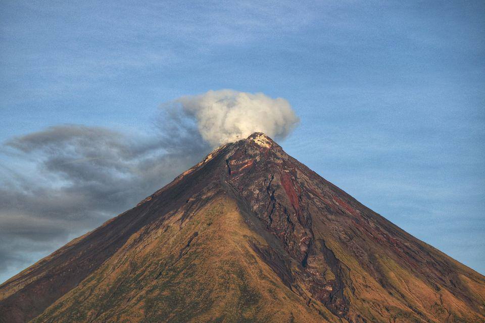 February 1 , 2021. EN . Philippines : Mayon , Indonesia : Raung , Guatemala  : Santiaguito , Canary Islands : Cumbre Vieja . – le chaudron de vulcain