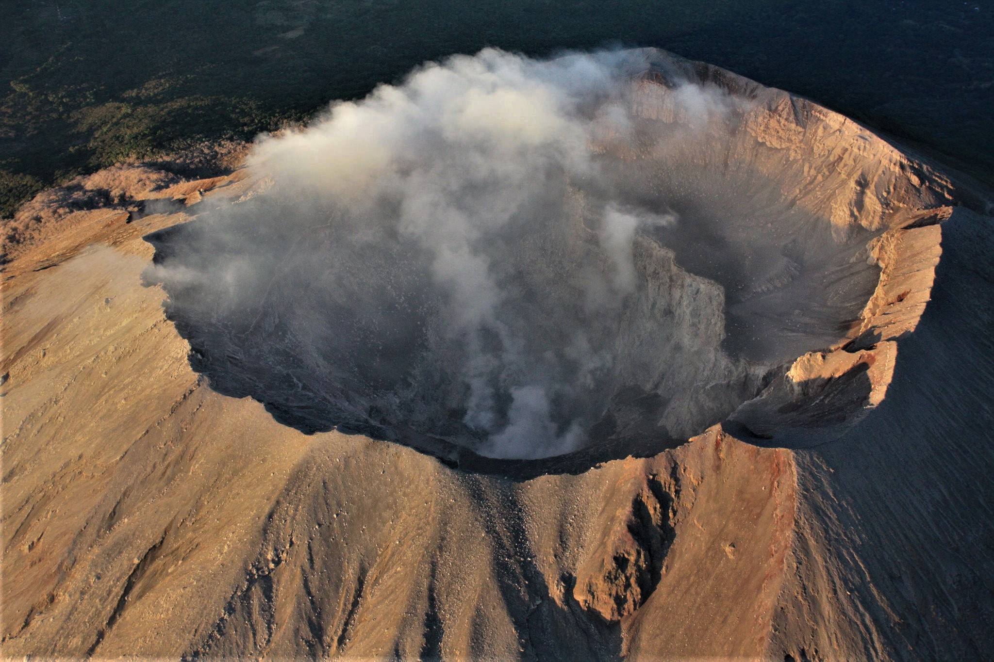 Lire la suite à propos de l’article October 15, 2020. EN . Alaska : Pavlof , Japan : Suwanosejima , El Salvador : San Miguel (Chaparrastique) , Guatemala : Fuego .