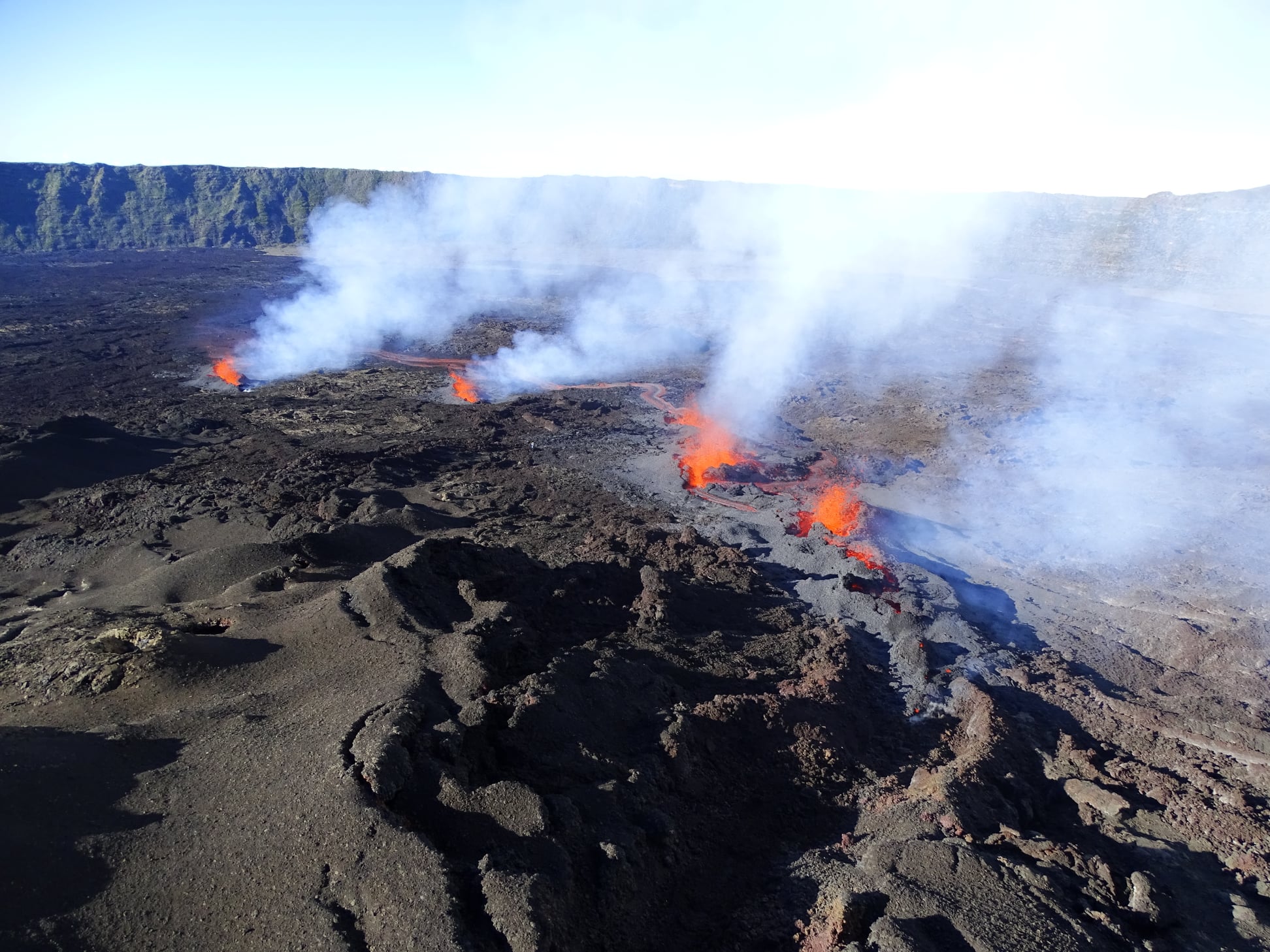 Lire la suite à propos de l’article December 07, 2020. EN . La Réunion : Piton de la Fournaise , New Zealand : White Island , Nicaragua : Telica , Indonesia : Semeru .