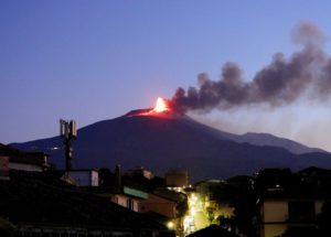 Lire la suite à propos de l’article May 19, 2021. EN. Italy / Sicily : Etna , Alaska : Semisopochnoi , Italy : Stromboli , Indonesia : Sinabung .