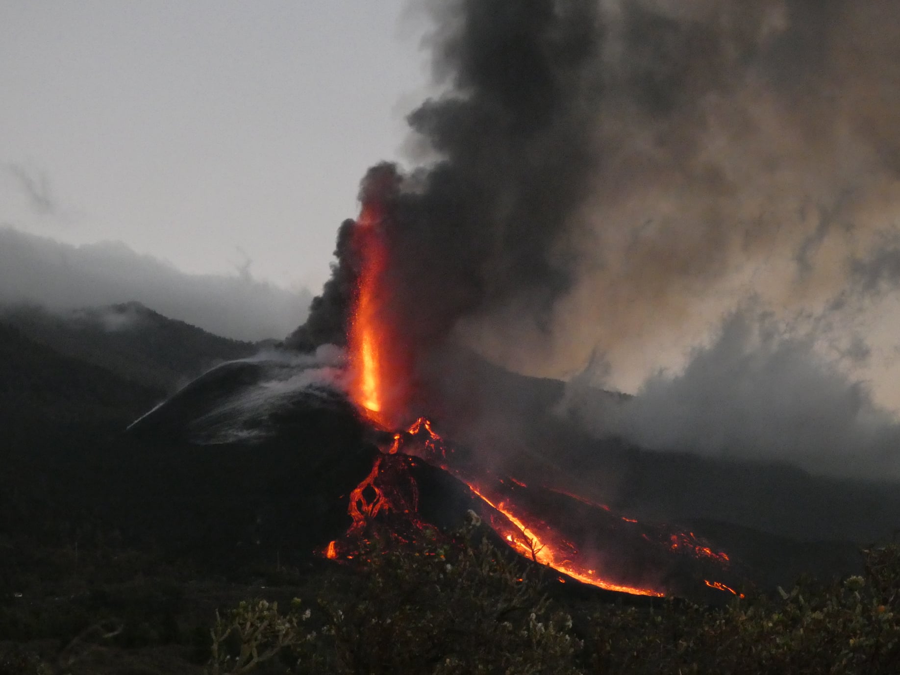 Lire la suite à propos de l’article October 26, 2021. EN. Spain / La Palma : Cumbre Vieja , Peru : Sabancaya , Alaska : Semisopochnoi , Kamchatka : Karymsky , Italy : Stromboli , Philippines : Taal .