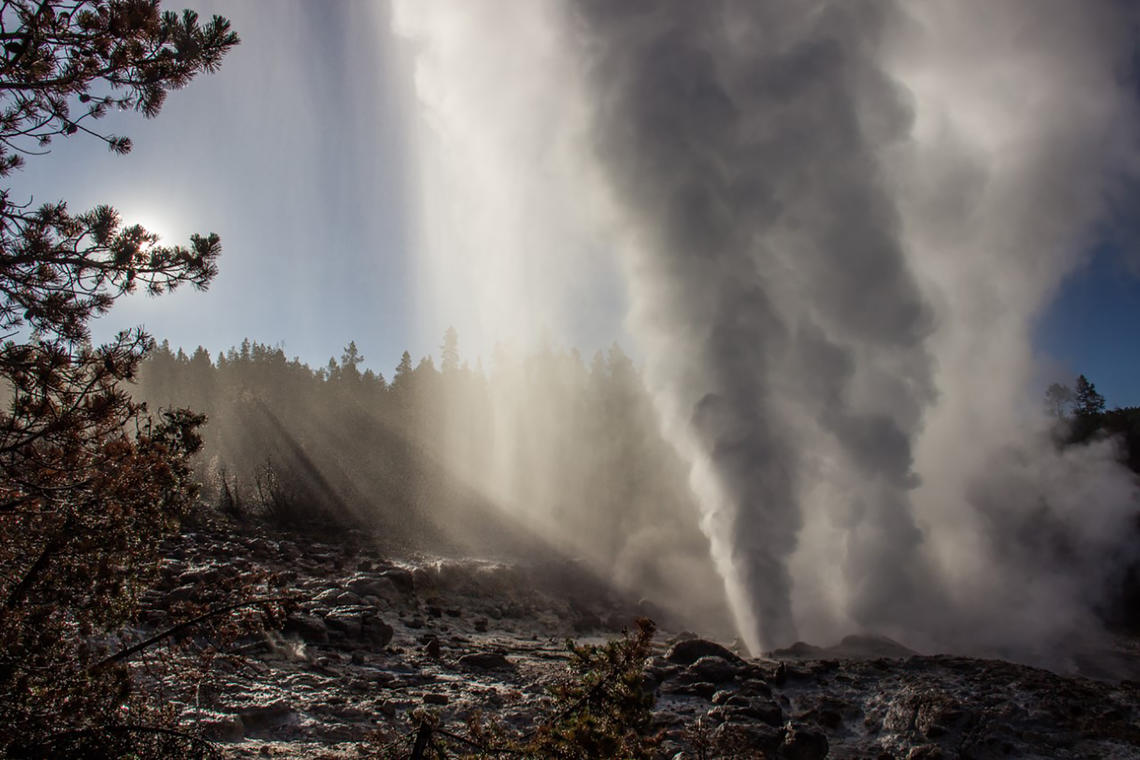 Lire la suite à propos de l’article October 02, 2023. EN. United States : Yellowstone , La Réunion : Piton de la fournaise , Indonesia : Ibu , Ecuador : Sangay , Guatemala : Santiaguito .