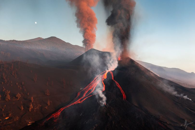 03 Novembre 2021 . FR. Espagne / La Palma : Cumbre Vieja , Pérou : Sabancaya , Colombie : Nevado del Ruiz , Islande : Torfajökull , Italie : Campi Flegrei .