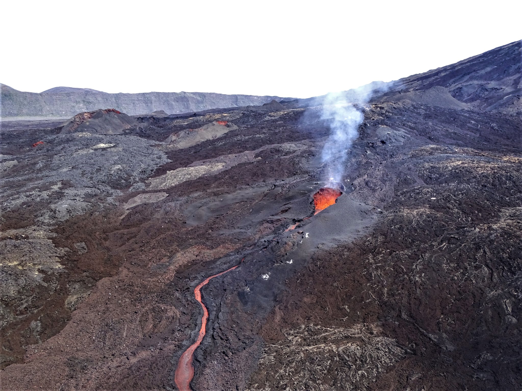 Lire la suite à propos de l’article January 03, 2022. EN. La Reunion Island : Piton de la Fournaise , Indonesia : Semeru , United States : Yellowstone , Hawaii : Kilauea , Guatemala : Fuego .