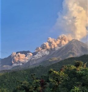 Lire la suite à propos de l’article 01 Mai 2026. FR. Philippines : Taal , Guatemala : Santiaguito , Indonésie : Merapi , Archipel du Vanuatu : Ambae , Colombie : Galeras .