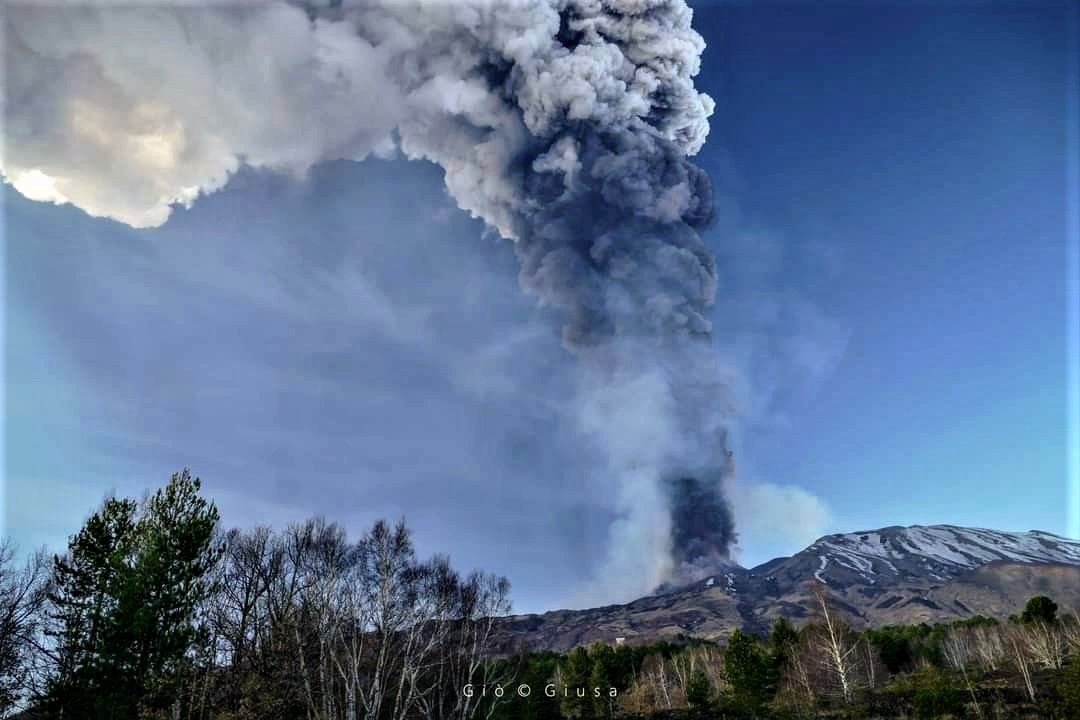 March 02 , 2022 . EN . Italy / Sicily : Etna , Italy : Stromboli , La Réunion : Piton de la Fournaise, Indonesia : Ibu , United – States : Yellowstone , Colombia : Nevado del Ruiz .