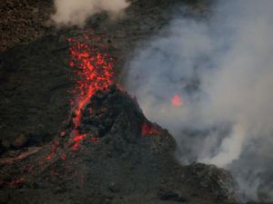 Lire la suite à propos de l’article 11 Mars 2022. FR. Alaska : Semisopochnoi , Indonésie : Ibu , Hawaii : Kilauea , Guatemala : Santiaguito / Fuego , Philippines : Taal .