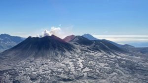 Lire la suite à propos de l’article 09 Juin 2022. FR. Indonésie : Anak Krakatau , Italie : Stromboli / Etna , Chili : Laguna del Maule , Colombie : Nevado del Ruiz , Alaska : Semisopochnoi .