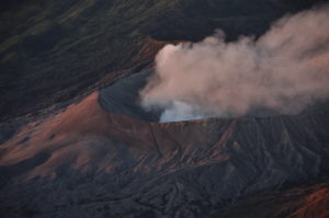 Lire la suite à propos de l’article November 14, 2023. EN. Iceland : Reykjanes Peninsula , Indonesia : Bromo , Colombia : Puracé – Los Coconucos Volcanic Range , Japan : Kirishimayama , Vanuatu : Yasur .