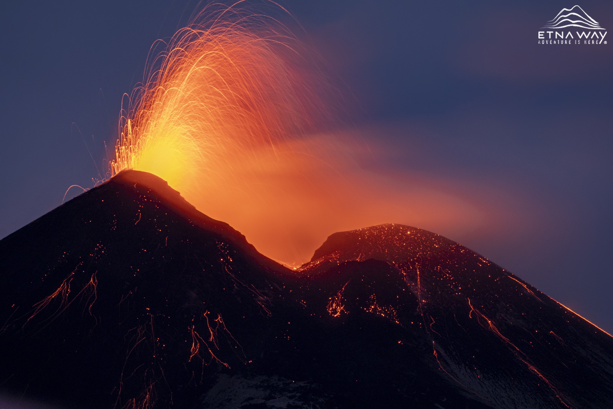 Éruption Du Volcan Sertie De Magma Fumée Cendres Isolés Sur Fond
