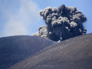 Lire la suite à propos de l’article 14 Aout 2024 . FR. Italie / Sicile : Etna , Italie : Stromboli , Islande : Péninsule de Reykjanes , Nouvelle Zélande : White Island , Indonésie : Kawah Ijen .