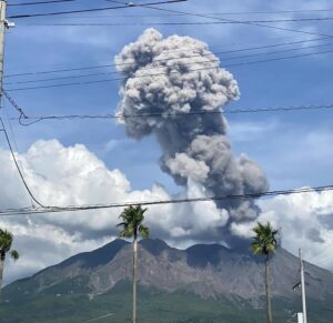 Lire la suite à propos de l’article 22 Aout 2024 . FR. Japon : Sakurajima , Philippines : Kanlaon , Indonésie : Lewotobi Laki-laki , Colombie : Nevado del Ruiz , Hawaii : Kilauea .