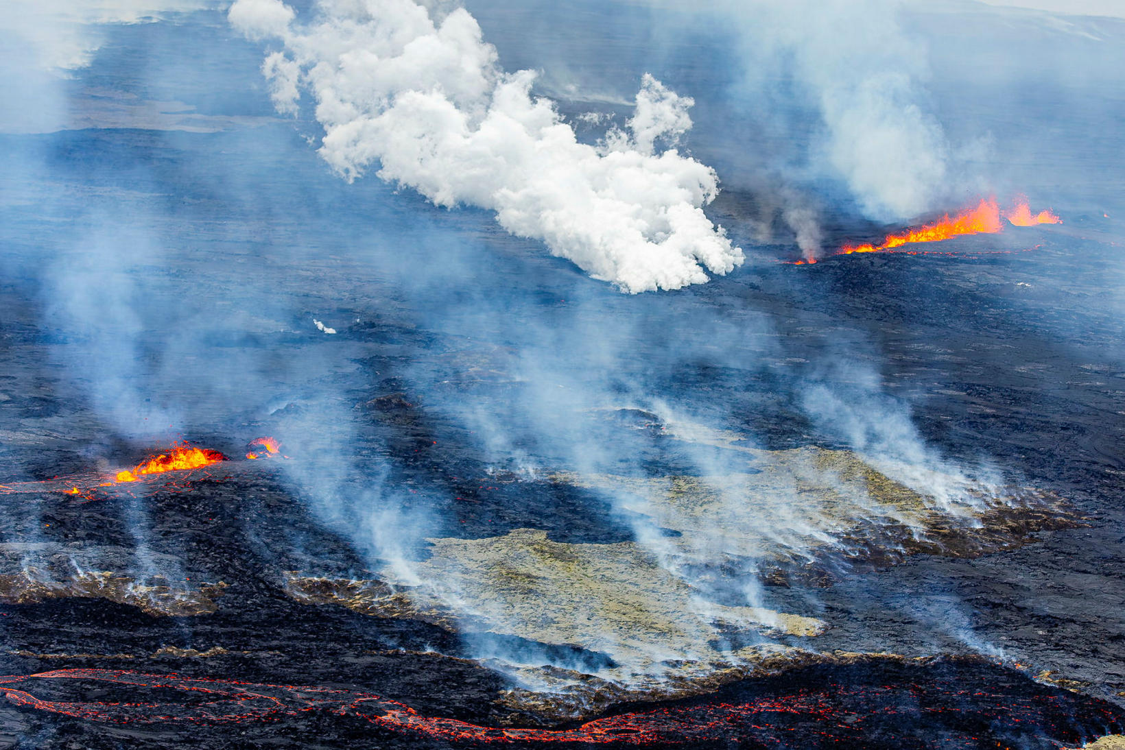 Lire la suite à propos de l’article September 3, 2024. EN. Iceland : Reykjanes Peninsula , Indonesia : Lewotobi Laki-laki , Hawaii : Kilauea , Vanuatu : Yasur , Guatemala : Santiaguito .